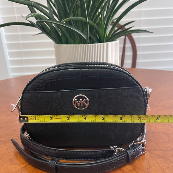 Micheal Kors crossbody - Picture 2 of 6